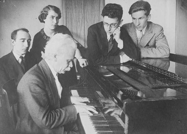 Выставка «Страницы русской фортепианной школы»