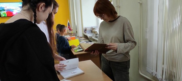Стол просмотр «В мире поэтического слова»