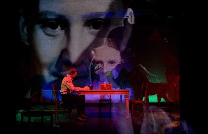 Лицо сестры в сиянии стекла