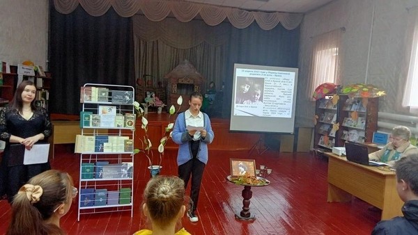 Литературно-музыкальный салон «Бестселлеры России»