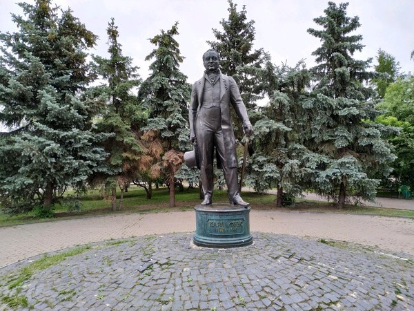 «В памяти благодарных потомков»