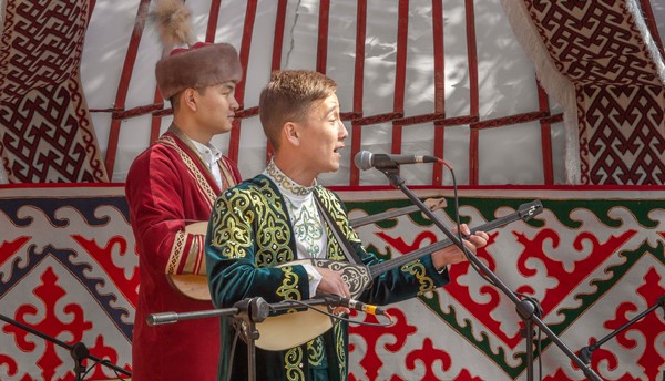Әсерлі ән сал, Домбыра