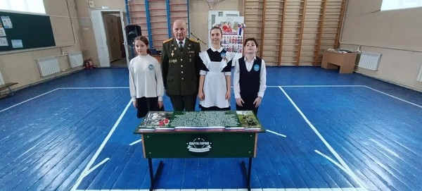 Участие коллективов в праздничных линейках, посвященных Дню знаний «Знание сила»