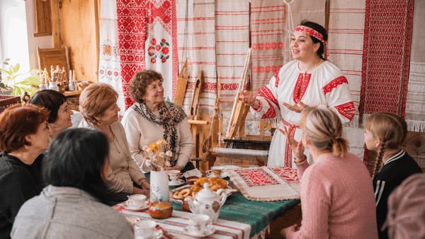 Познавательная беседа «Живые ремёсла: ткачество» — Красное на белом