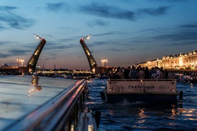 Разводные мосты: ночная прогулка по рекам и каналам к Дворцовому и Троицкому мостам