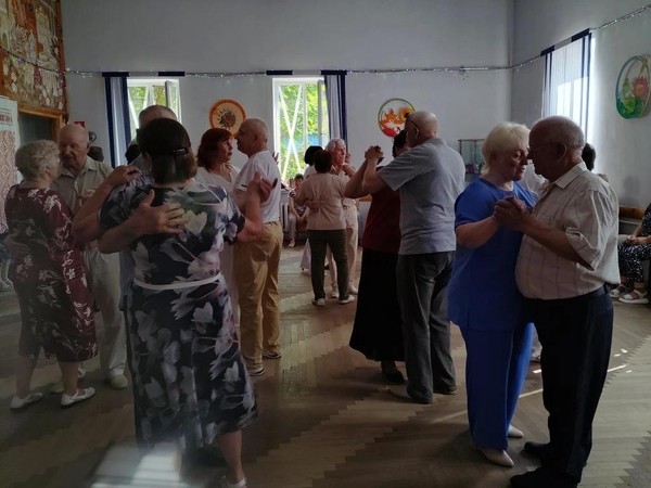 Вечер отдыха «Кружатся листья в вальсе на ветру»