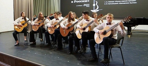 «Поют гитары»