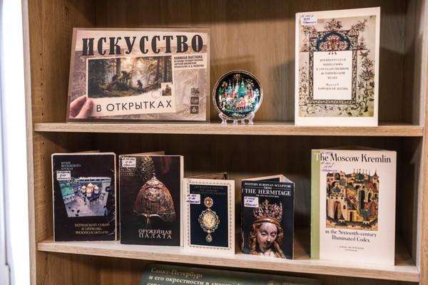 Иллюстративная выставка «Искусство в открытках»
