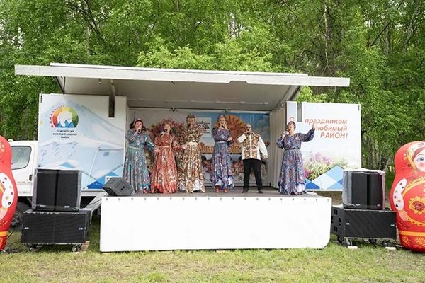 Музыкально-развлекательная программа «Мы к вам приехали на час...»
