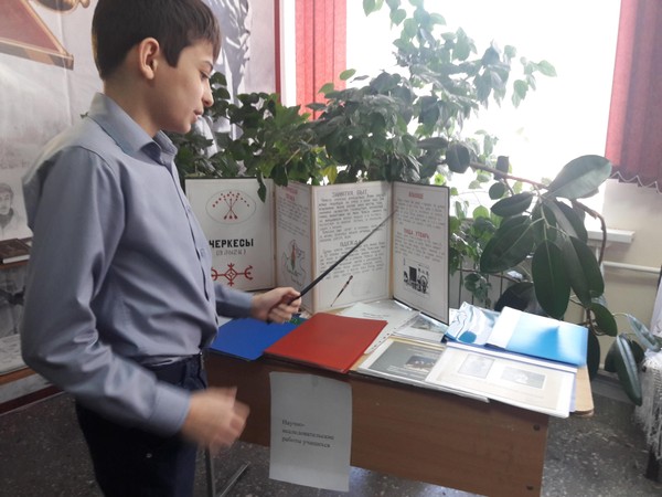 Книжно –иллюстративная выставка «Разные языки – одна страна»