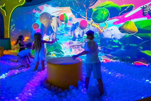 Мультимедийное путешествие в Hello Park