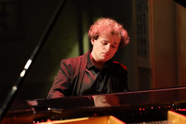 Евгений Савельев - пианист