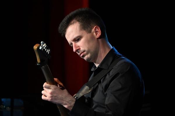 Максим Шибин — московский гитарист