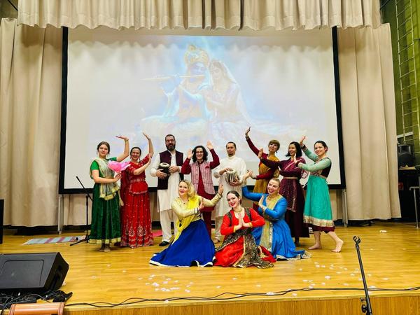 Коллектив индийской музыки и танца "Нритьяпушпа