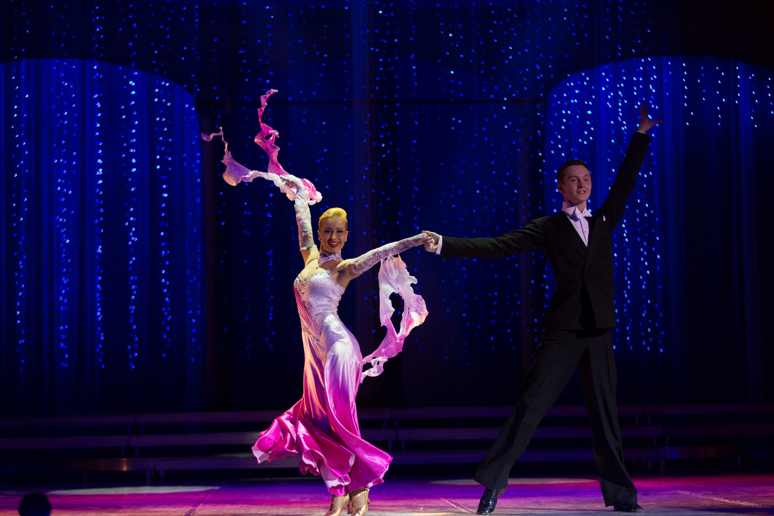 Шоу-балет ГОЛДЕН ДЕНС в Клубе-Ресторане CCCР