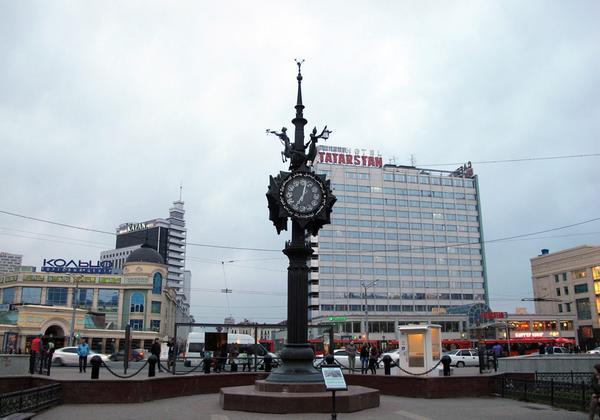 Площадь перед часами на ул.Баумана